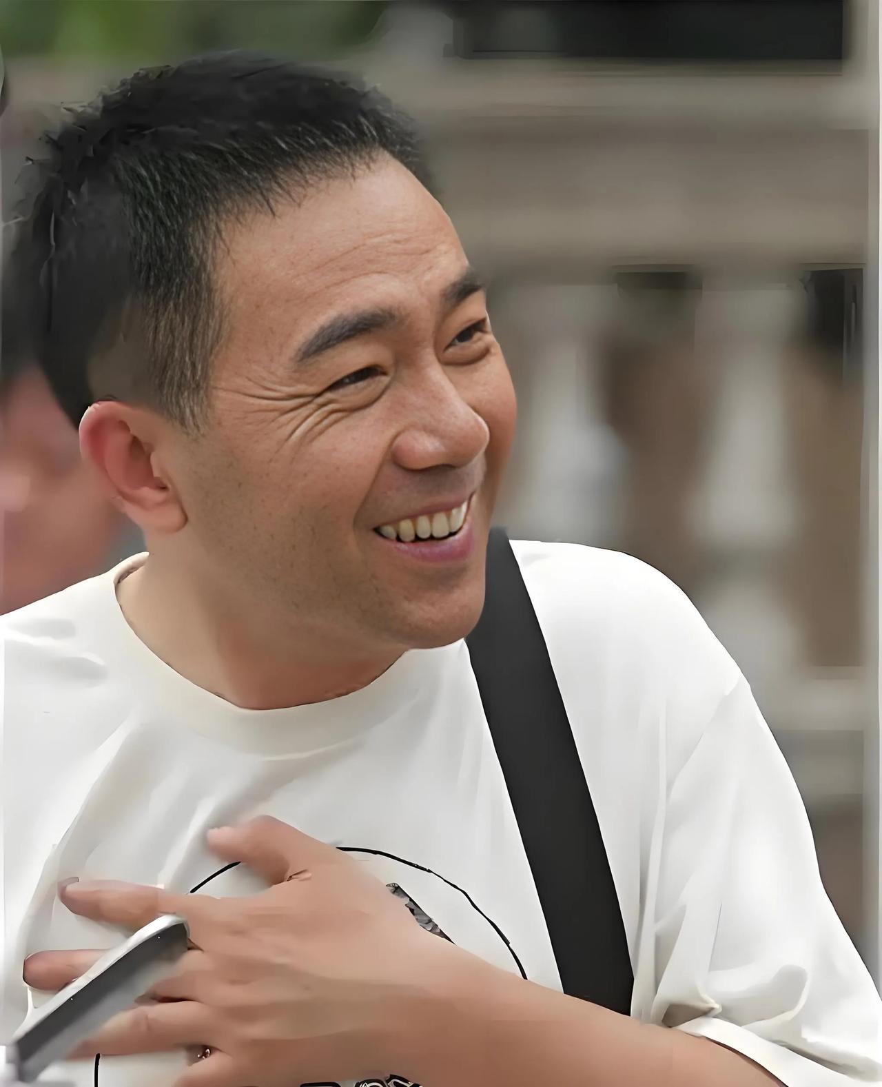 杨议的助理小辉说，5月18日收徒宴都是他掏的钱，杨议一分钱没拿。不知道是真是