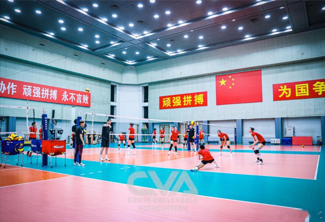 中国女排吴梦洁排协官网放出了中国女排的组照。吴梦洁的脸型太像“瘦脸”过