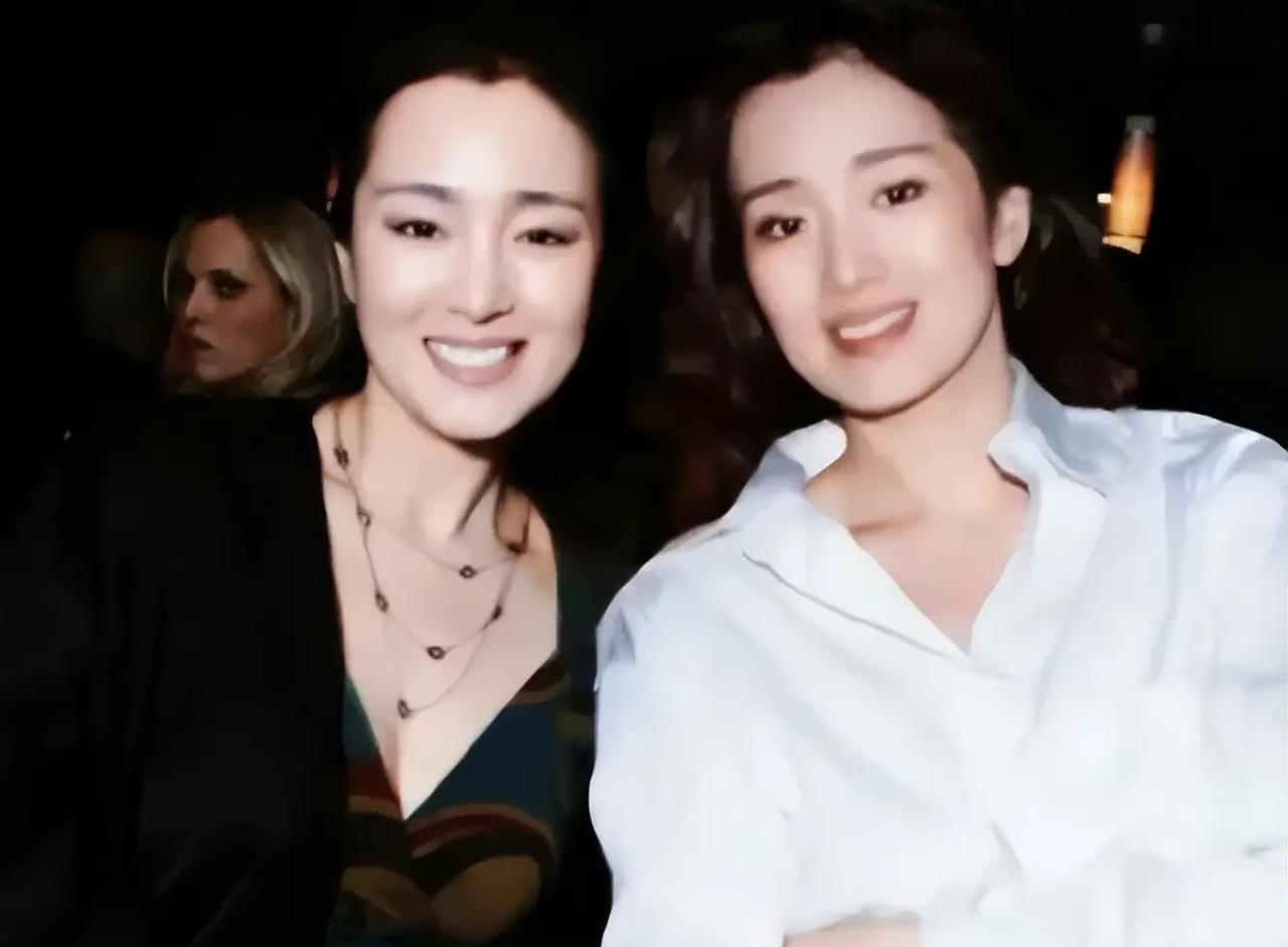 递口红时手抖了。唇峰在哪都分不出来。这是巩俐的替身。去年戛纳后台有张抓拍。