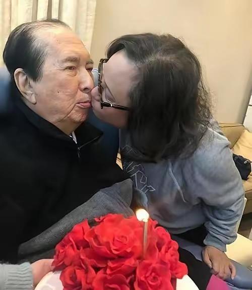被姨太太亲了嘴巴一口，赌王睁着眼睛没有任何感觉。这要是年轻的时候，赌王肯定不会紧