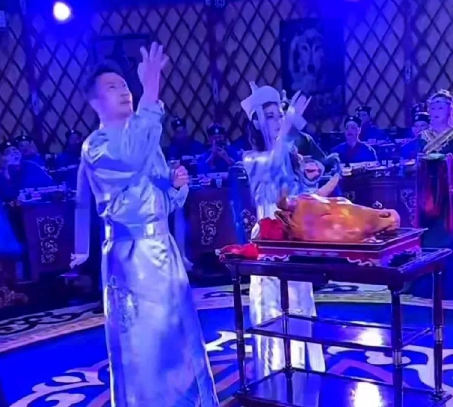人家带着自己孩子，想怎么玩就怎么玩。放暑假了，正好到处看看祖国大好河山。自己孩子