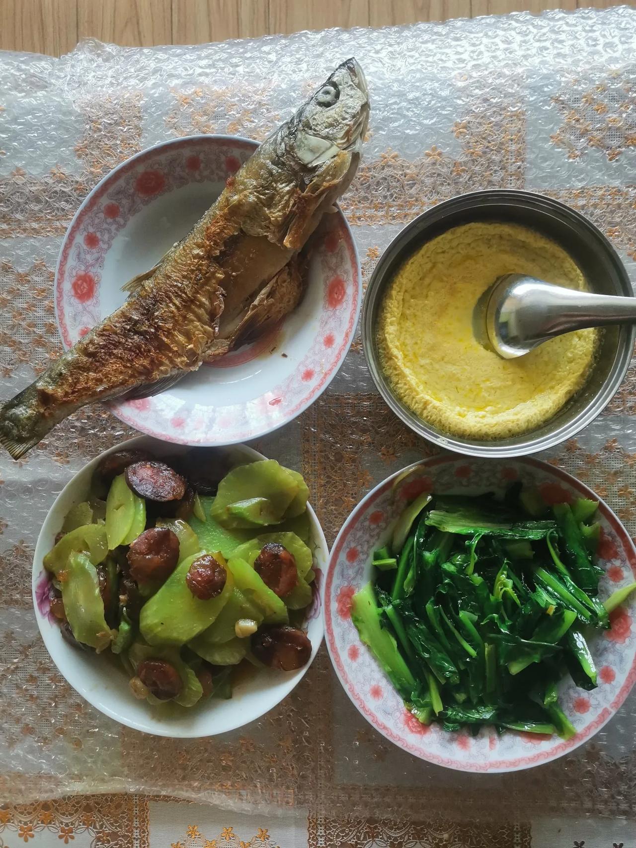 本来是两个人的菜，老婆打电话说不回来吃饭，我一个人就不做汤了，还有一个剩莱也没热