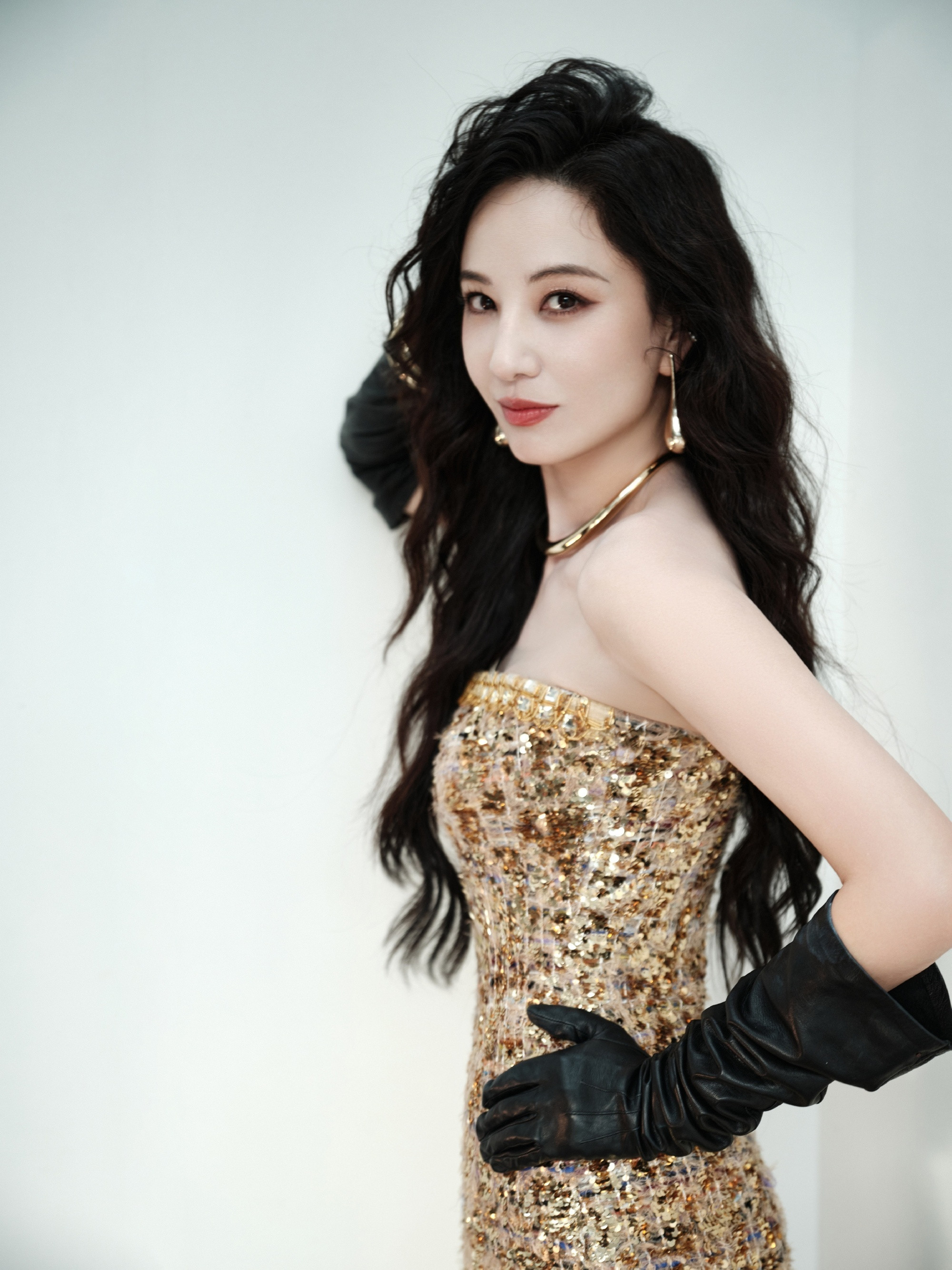 郑希怡晚宴美图上线：流光倾泻，金辉熠熠。华服闪耀，婀娜款款​​​