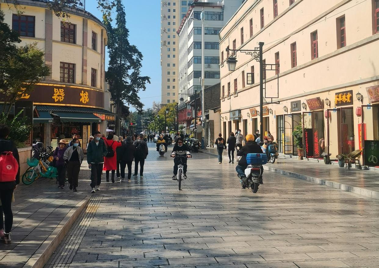 昆明是春城，是花城，也是阳光之城。阴郁了一段时间的昆明，沉闷压抑得都快让人认不