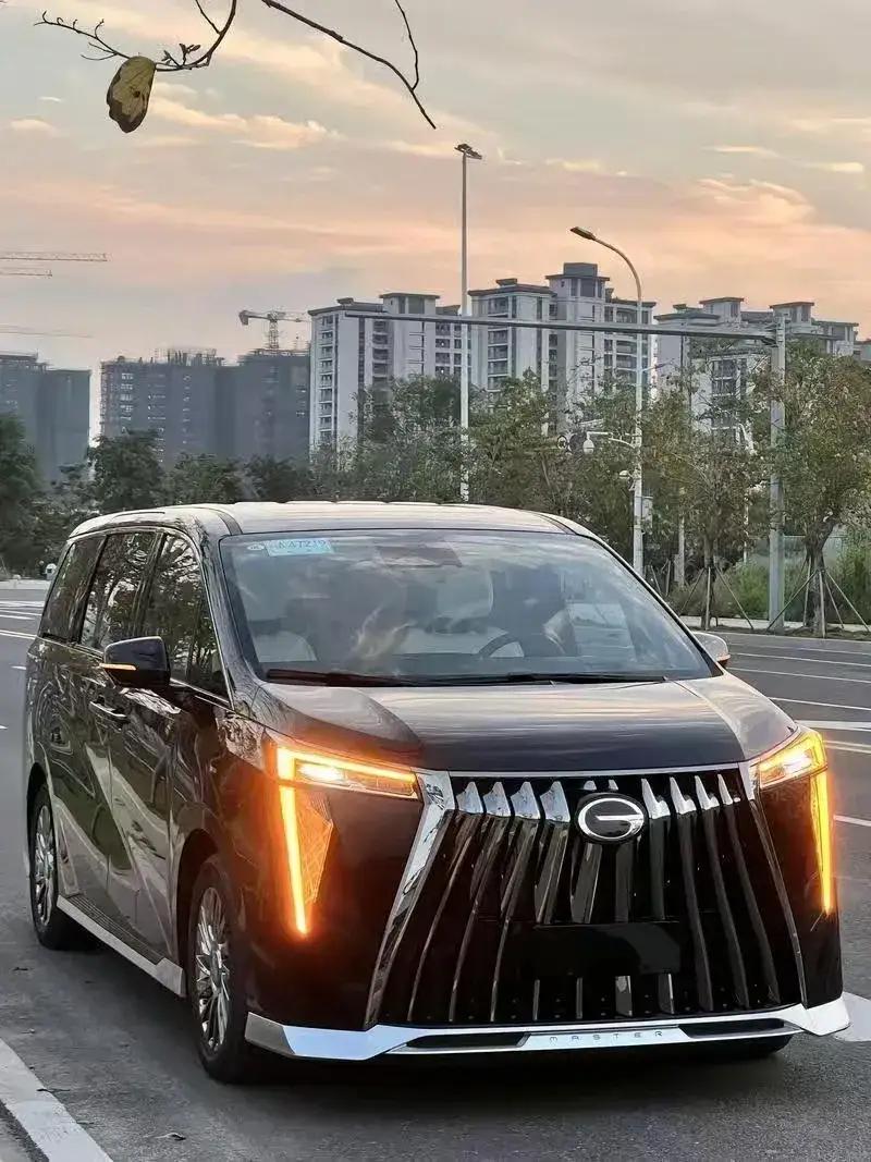 2026款传祺M8HEV上市，直接把豪华混动MPV的门槛拉到了19万出头，我觉