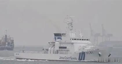 日本直接把话挑明，闹了好几天的海保船台海过航风波，彻底摆上台面摊牌。日本共同