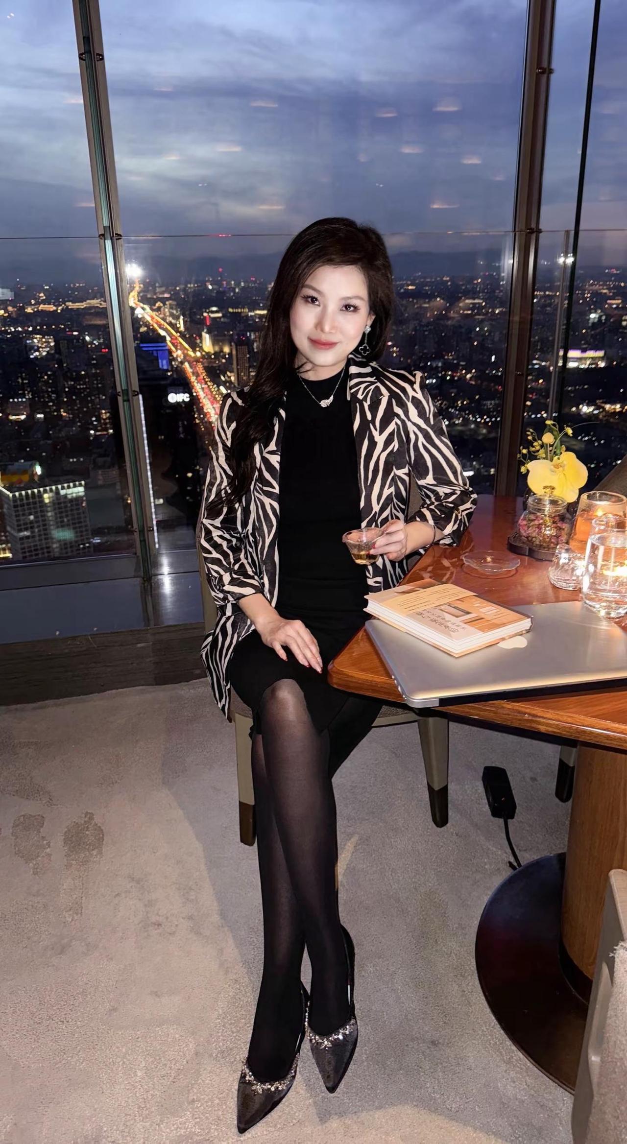 夜色温柔，万事可期。今夜，与都市晚风相拥晚风很软，城市灯火阑珊暂时逃离生活的琐