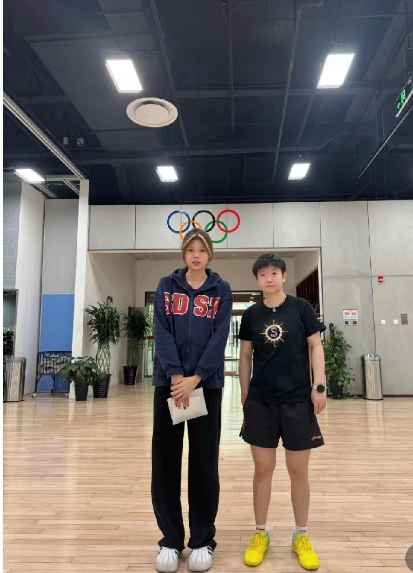 莎宝营业啦✨新鲜合影状态超赞新鲜的合影来了！哎呀真的好想捏捏莎宝的小脸🥰