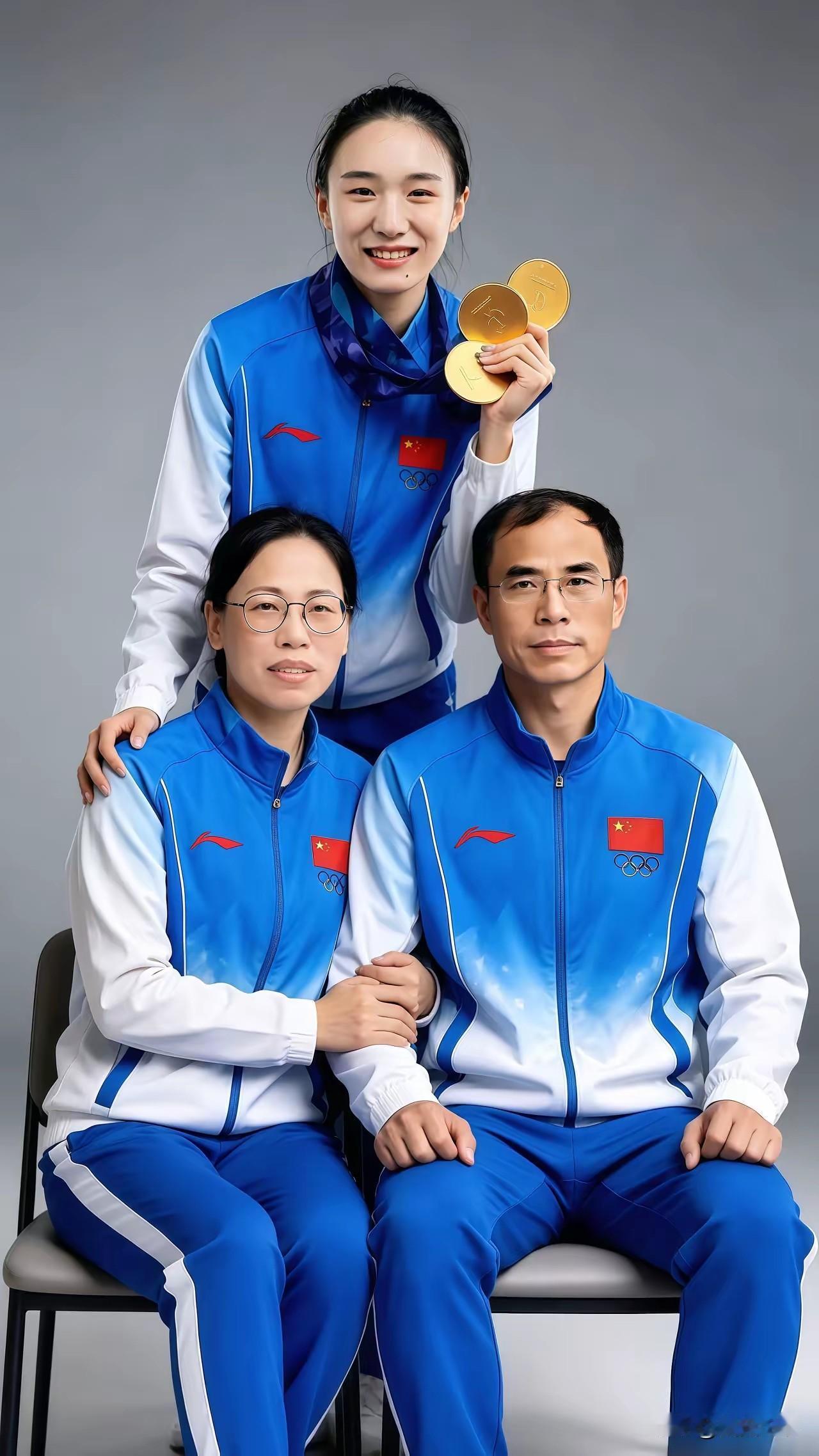 17岁亚运三金一银得主陈妤颉和父母的合影。镜头下，陈妤颉身穿运动服，手持奖牌，站