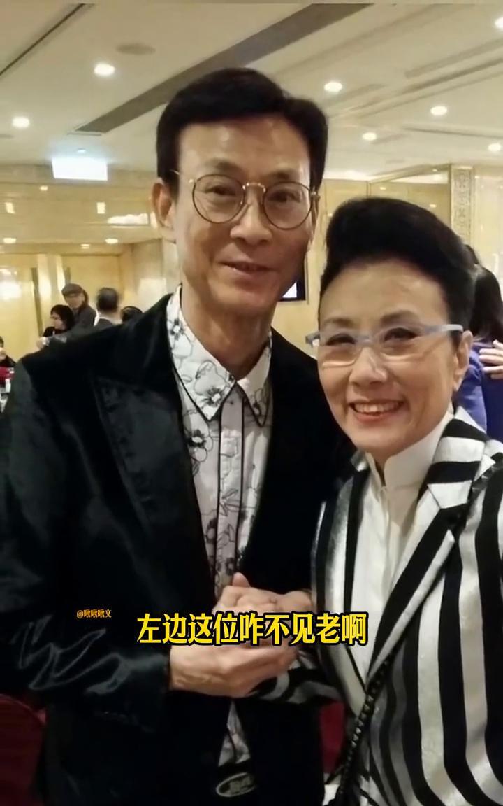 我的老天，左边这位怎么不见老？78了，精神头还那么好。你认出他是谁吗？不夸张的说