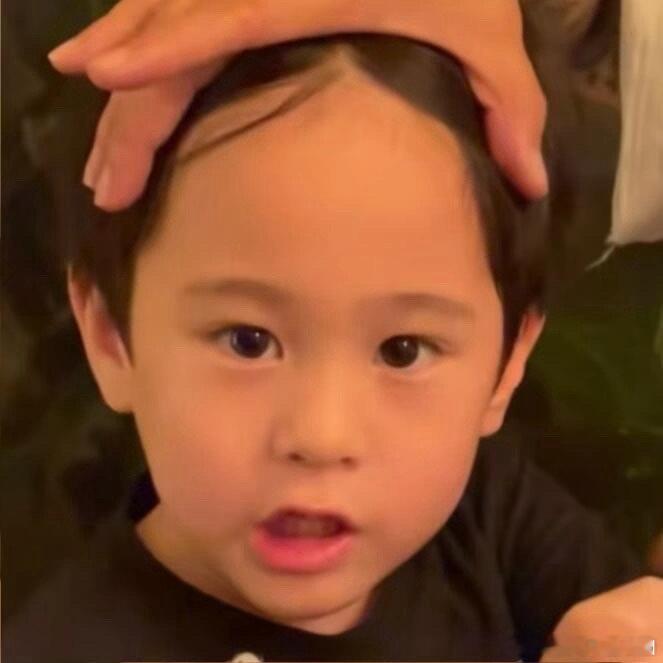 马立奥Leoee们你们看我的中分发型，可不可爱呀～这小五官，太漂亮了