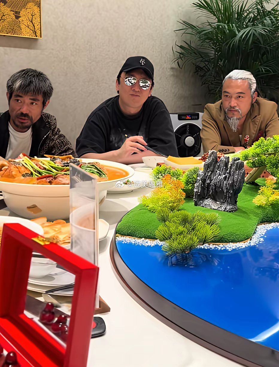 王思聪的模仿者与朋友们聚餐时的一幕，笑得很诡异