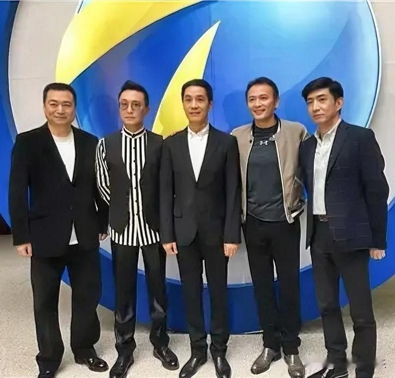 仔细看这五张脸，只认出来了吴刚和冯远征，那三位瞅了好久，也没有认出来。[我想静静