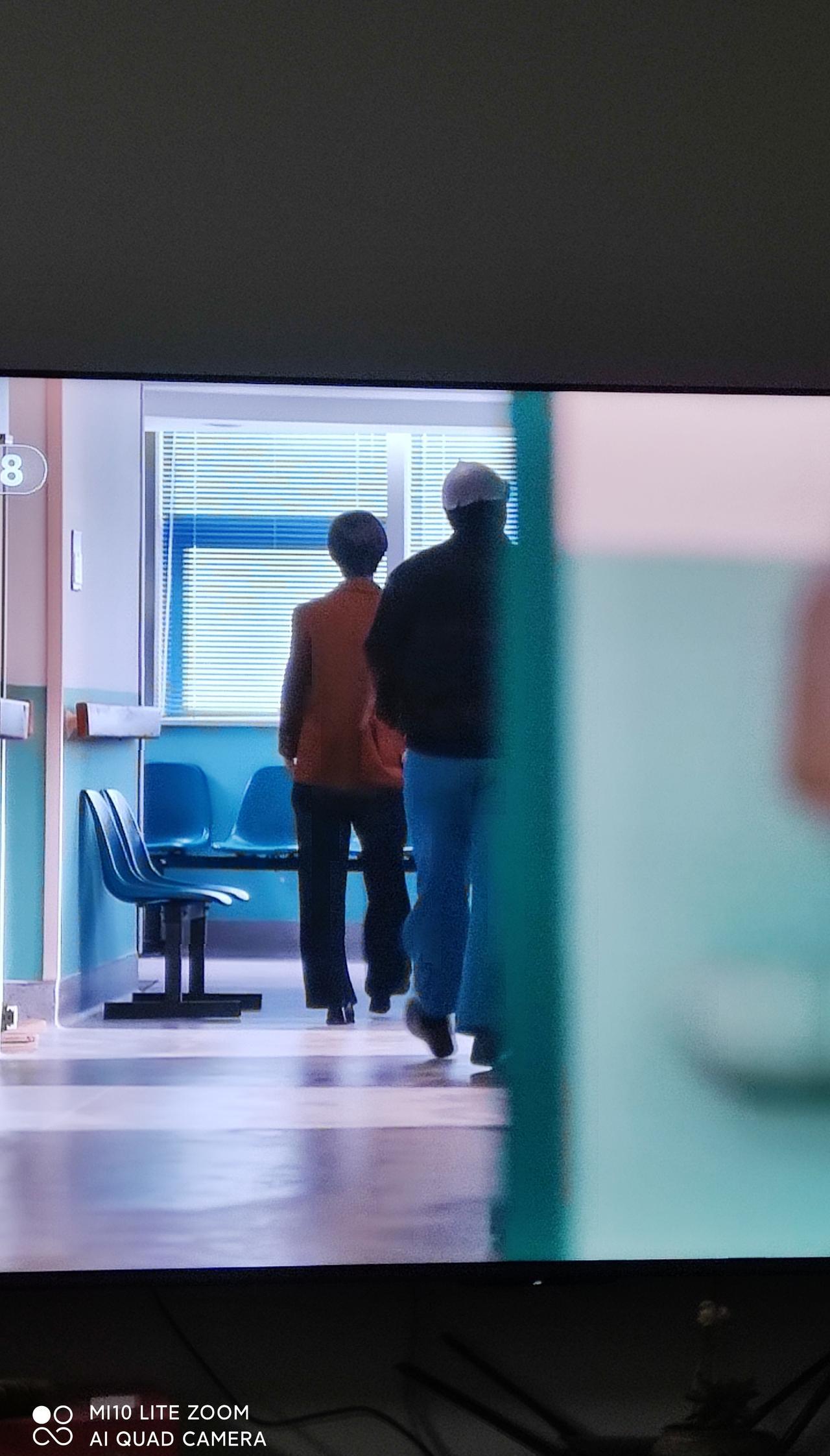 赵丽颖演的“女镇长”，差评根源被我找到了：一个“45度微笑”，毁掉所有权威感。