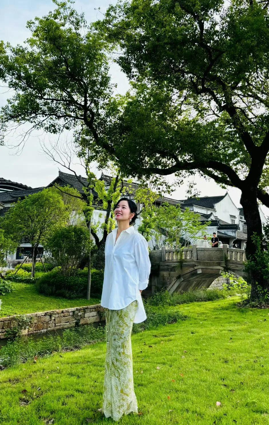 阿雅现身浙江，这穿搭也太美了吧……优雅知性，气质非凡，有松弛感也有修复感，展