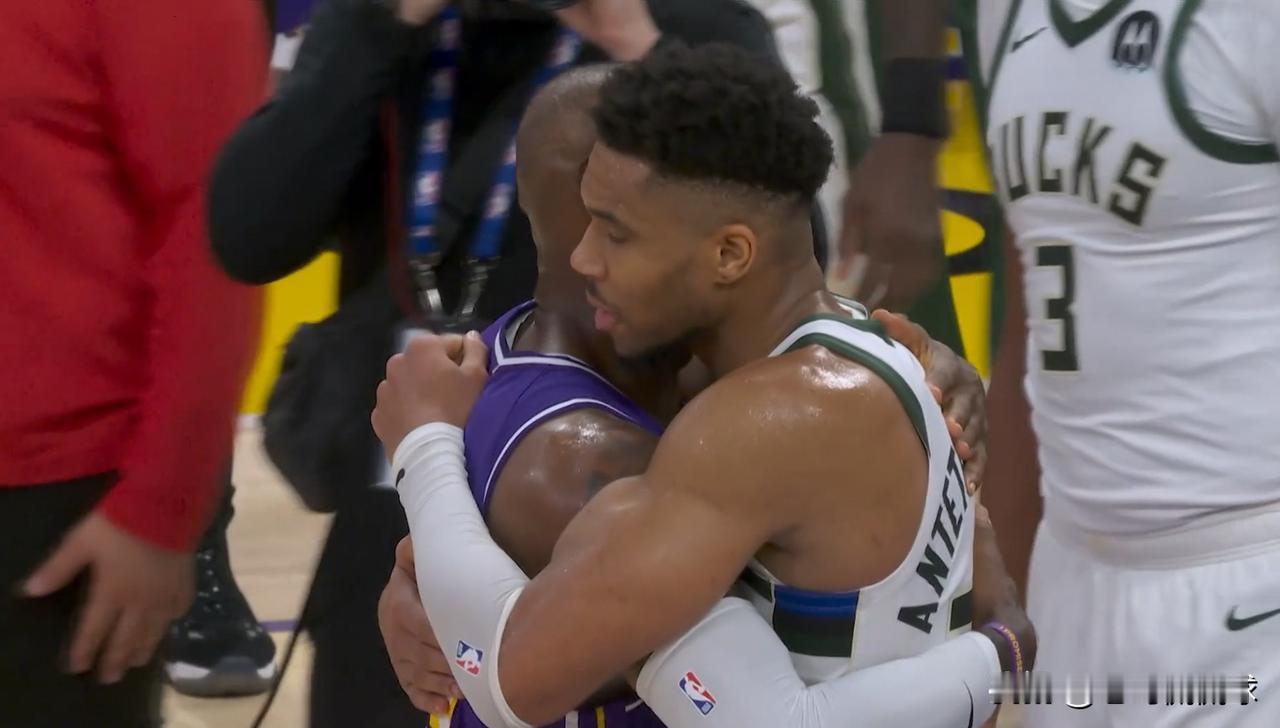 湖人巨星詹姆斯真是一个输得起的真男人！虽然今天湖人在主场以101：105不敌雄鹿