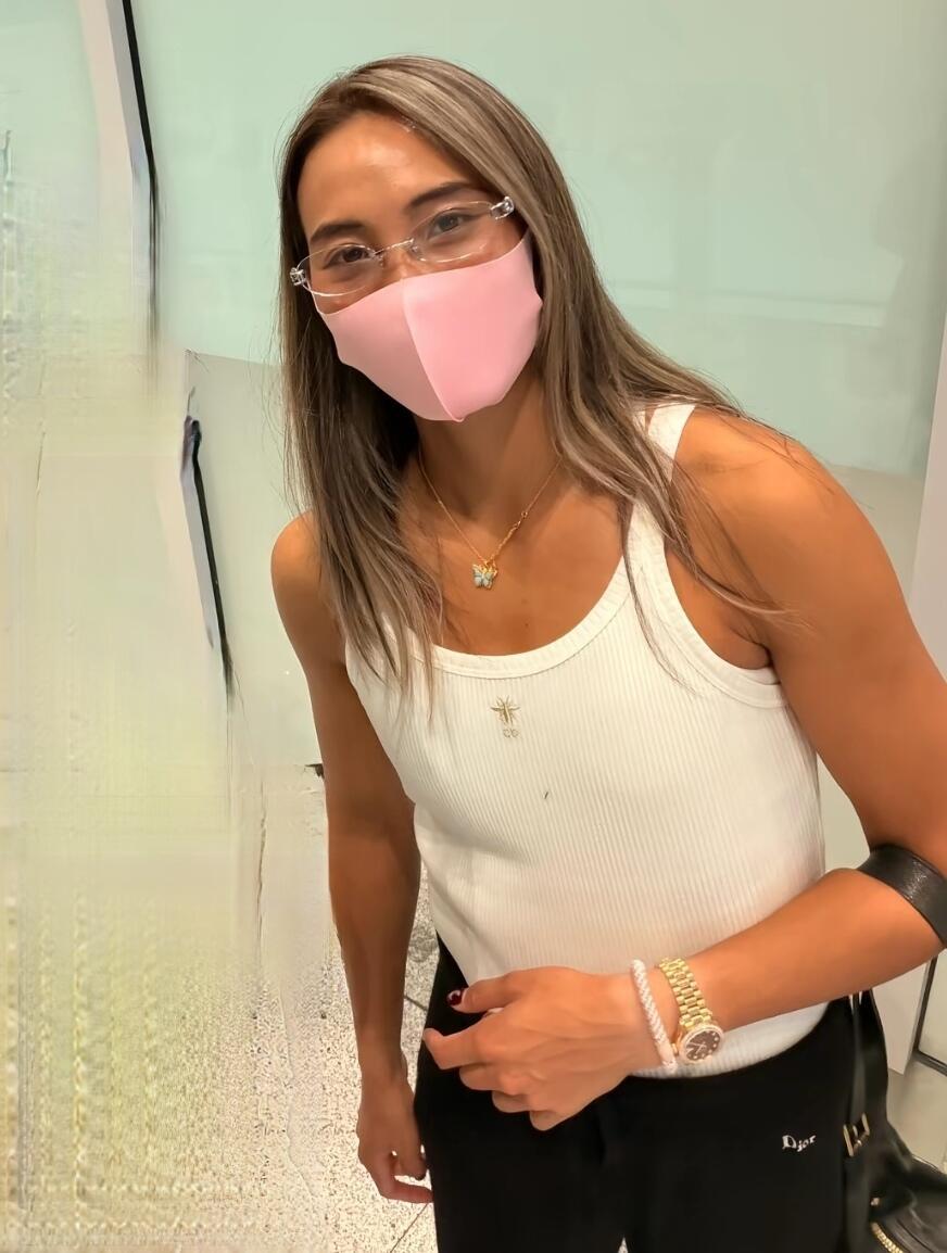 郑钦文退出大阪250赛网友回伦敦机场偶遇郑钦文，昨天晚上还在直播间的钦文，直接现