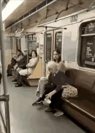 这男子的行为太感人了在地铁上，一个老奶奶不小心把一杯奶茶弄洒了，老奶奶手足无措