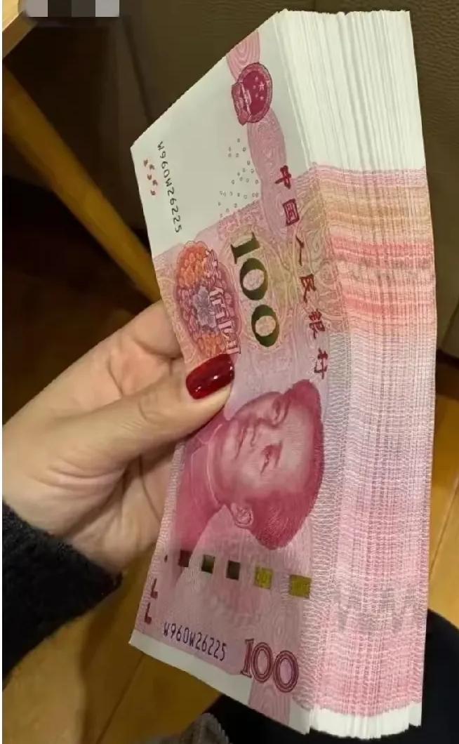 钱我敢说，能准备1万块钱过年的，已经算很不错的家庭了。就按我们普通人的