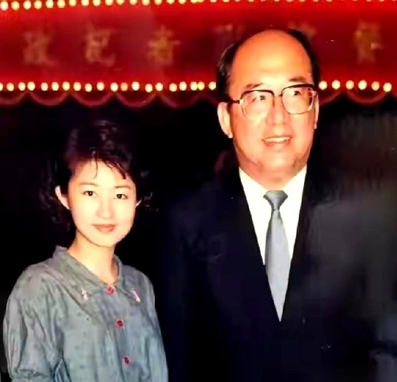 一张三十多年前的老照片，主角是卢秀燕和吴伯雄。1990年，电视台的聚光灯打在吴