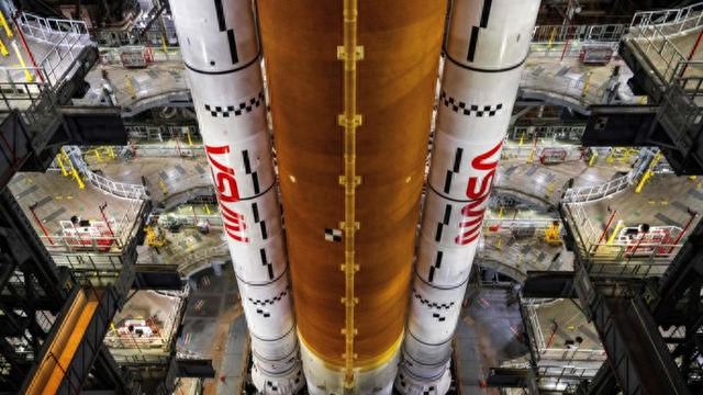 美载人绕月飞行任务进入关键准备阶段, 4名宇航员将绕月飞行约10天