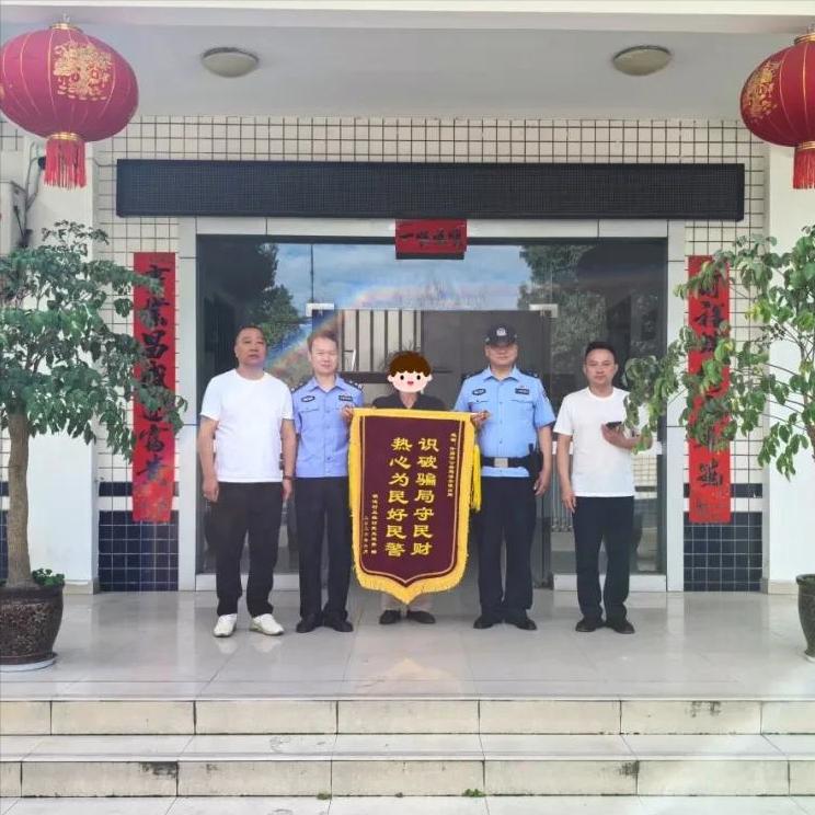 出人意料！6月11日报道，四川德阳，民警居然当着一大爷的面，3锤就砸烂了他的智能