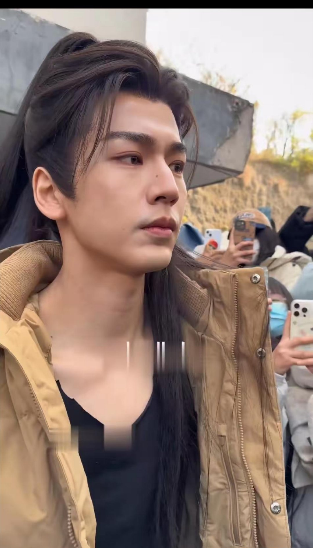 这下没人敢说他是粉底液将军了吧!原相机直怼脸拍，张凌赫这生图状态太能打了!