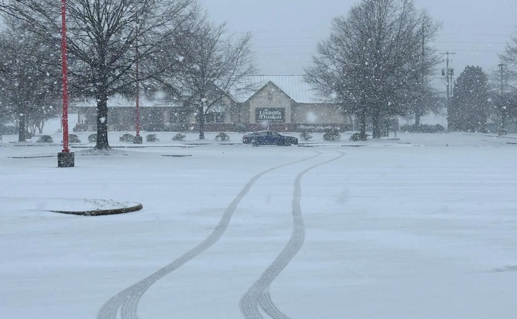 冬季风暴肆虐美国致2人死亡 北卡罗来纳州陷交通瘫痪