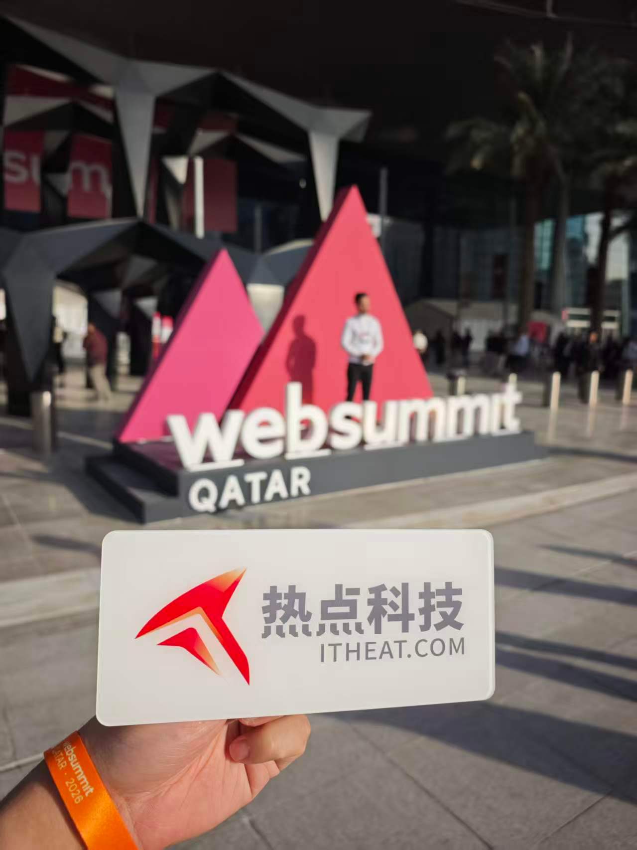 受邀参加位于卡塔尔多哈的WebSummit峰会，开幕式暖场是由宇树机器人带来的