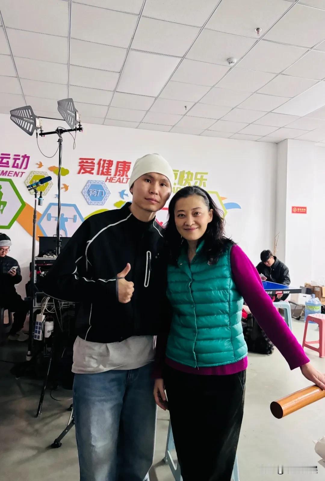 梅婷真的是断崖式衰老啊！她现身内蒙古拍戏，留着一头卷发，发际线有点高，眼泡有点