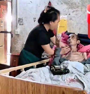 父亲在弥留之际，很想摸摸闺女的脸。可即便这样小小的愿望也无法实现，停在半空的手
