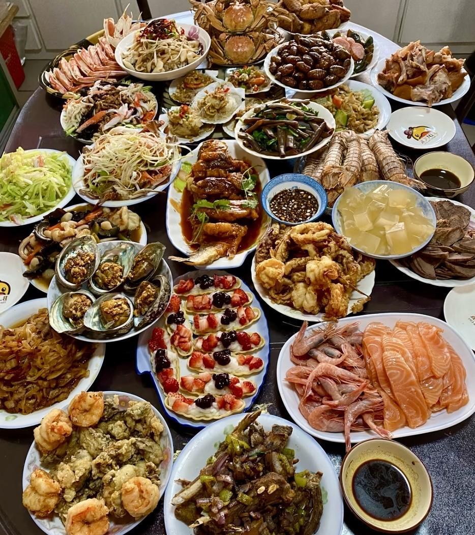 我和婆婆妈从早忙到现在，做了满满一大桌子美食佳肴！有荤有素，荤素搭配营养美味。总