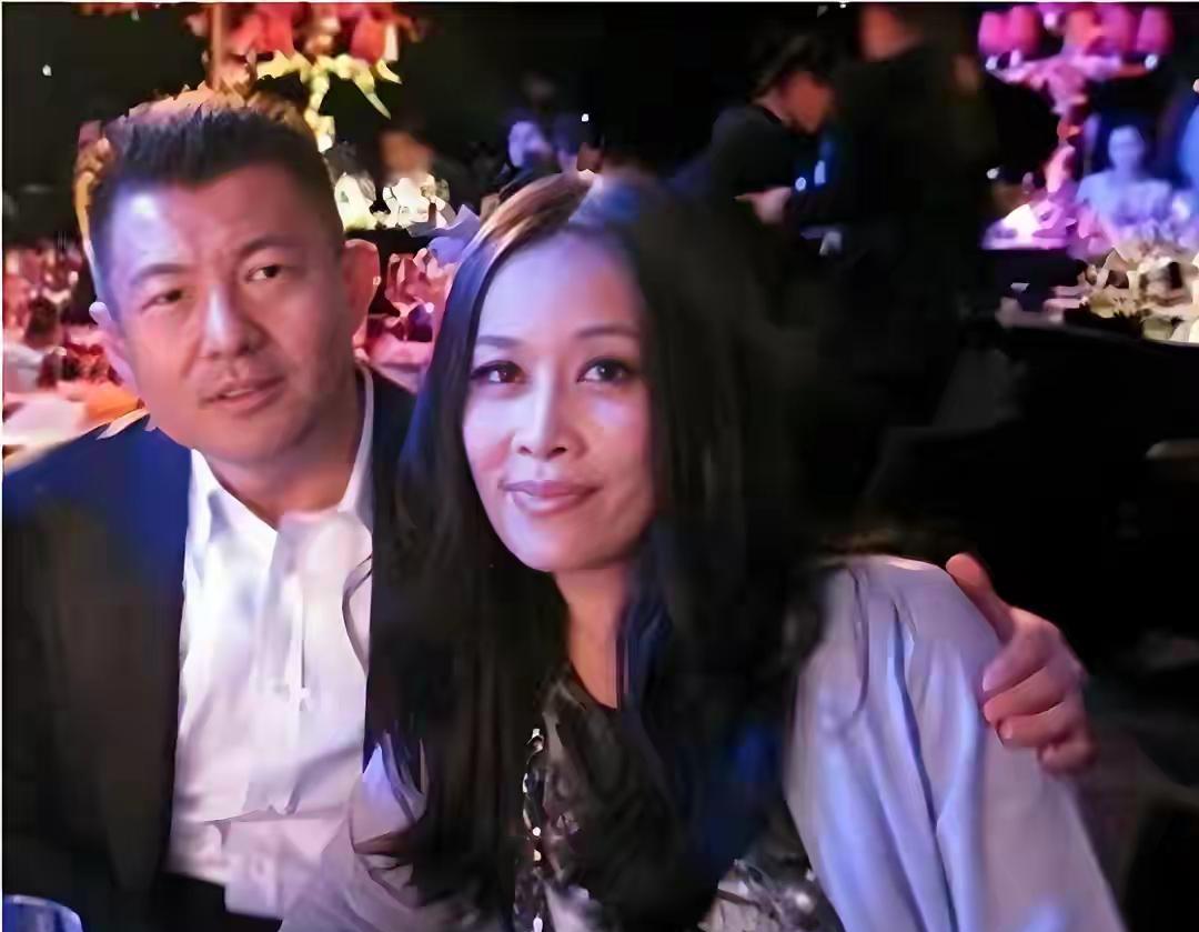 那英和孟桐一样的年纪，都快60岁了，这个年纪了，孩子又大了，婚姻涉及的经济财产方