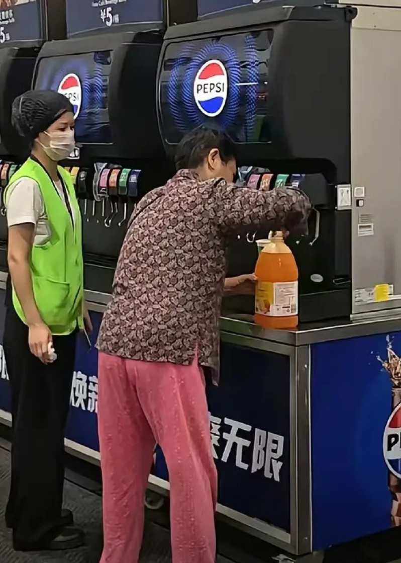 一个老大妈带上4升大桶，去山姆超市享受无限续杯，还准备带回家，一旁的工作人员无可
