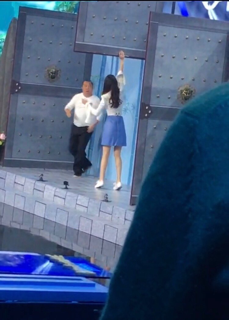 迪丽热巴徒手顶铁门时光飞逝，巴巴依旧是从前那个徒手顶门的怪力少女😘​​​