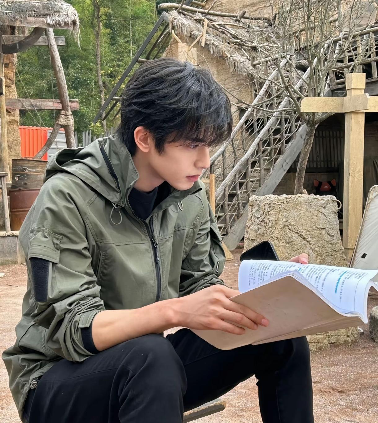 这个演员在片场，几乎不说话。导演夸他，骂他，讲戏。他点头。然后回到监视器死