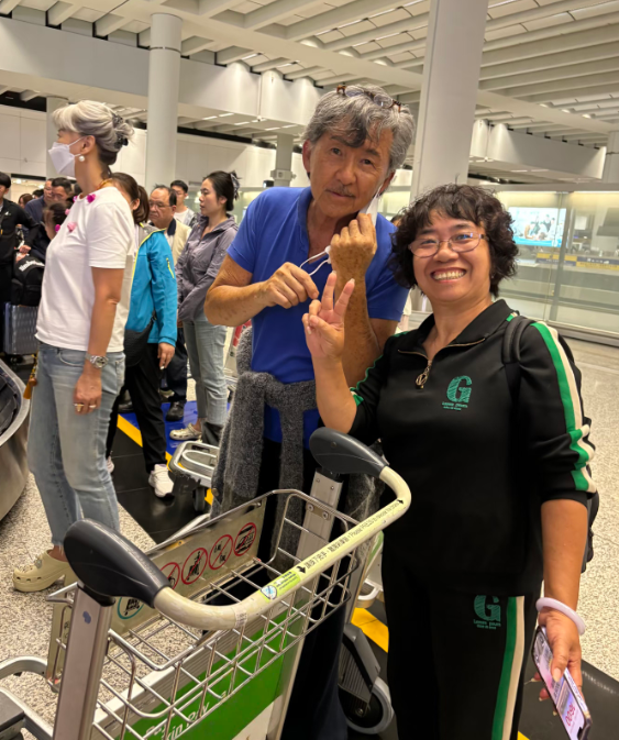 79岁林子祥和65岁叶蒨文现身香港机场夫妻俩穿着简单朴素的日常服饰，满头白发苍