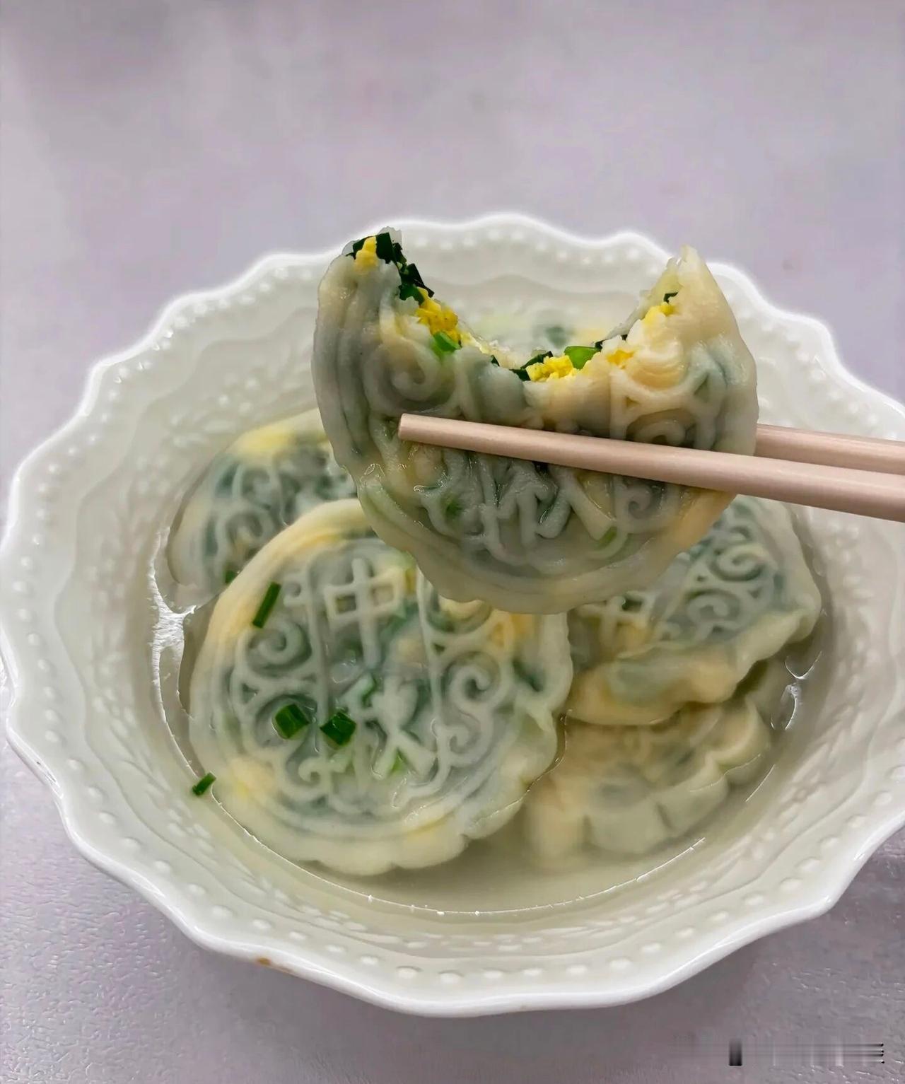 你吃过很多月饼，这种月饼你肯定没吃过。韭菜鸡蛋馅的月饼，你吃过吗？今天买了一个月