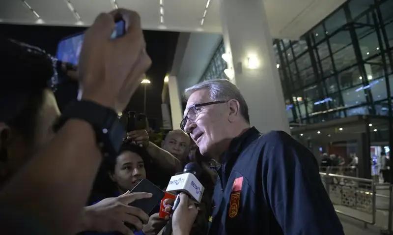 中国男足出征印尼，费南多哪儿去了？中国男足集训完结，既然飞往雅加达客战印尼，争