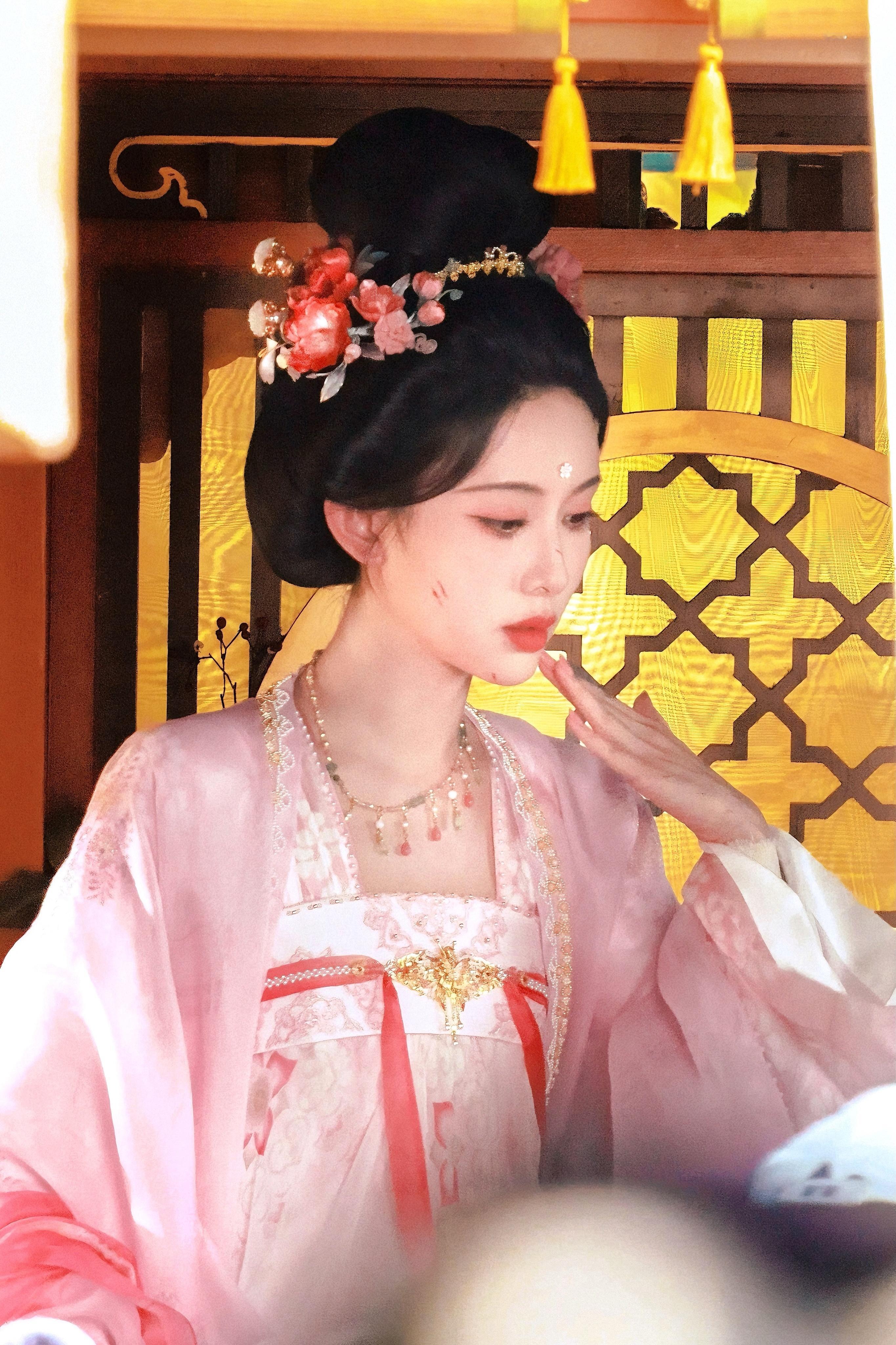 新造型！我觉得这套比第一套粉衣好看～～～孟子义《
