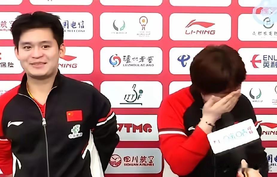 林诗栋看一眼，蒯曼就笑得停不下来[呲牙笑]两个人在赛后采访，一开始就是林诗栋自