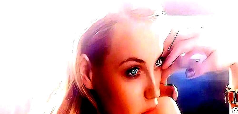 凌晨两点，一部顶着错误海报的20年前意大利情色老片，硬生生砸出900万播放量，霸