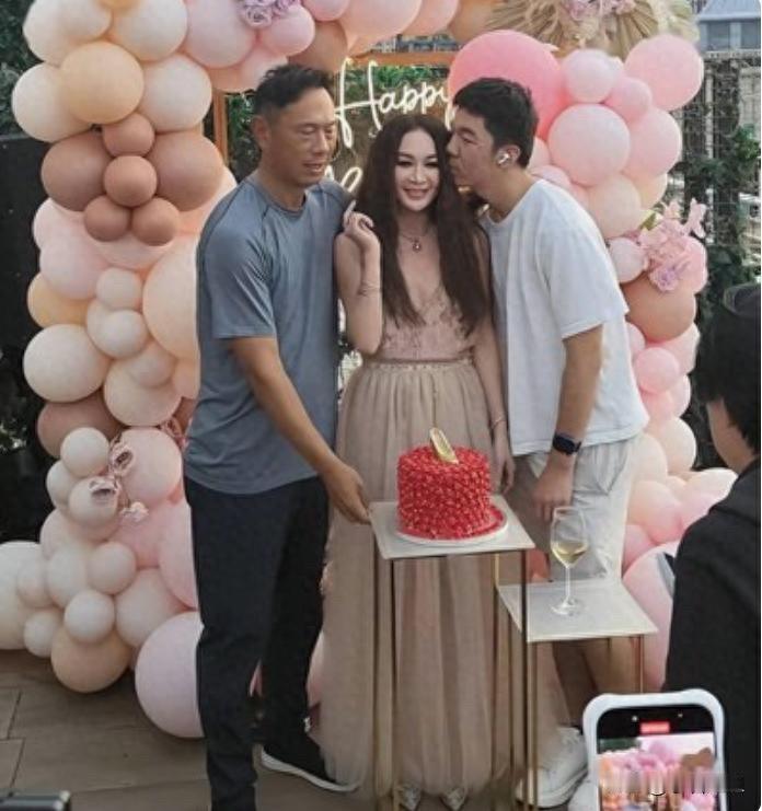 看温碧霞生日宴被拽那幕，我就放心了，豪门阔太都被人拿着放大镜找茬，咱们普通