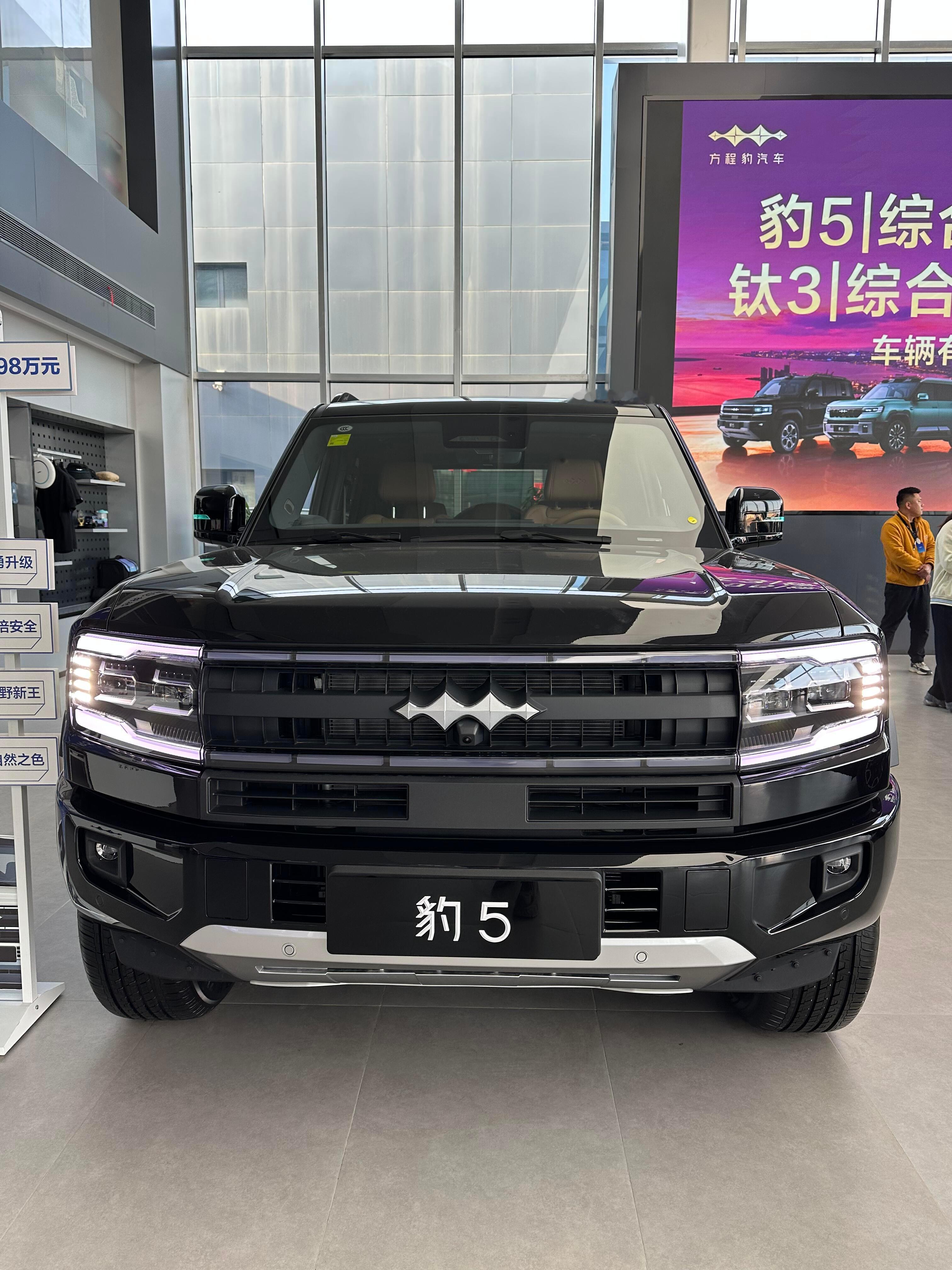 后斗盖和车内地板有几组12V/120W取电口，野营除了大功率外放电，小电器也能就