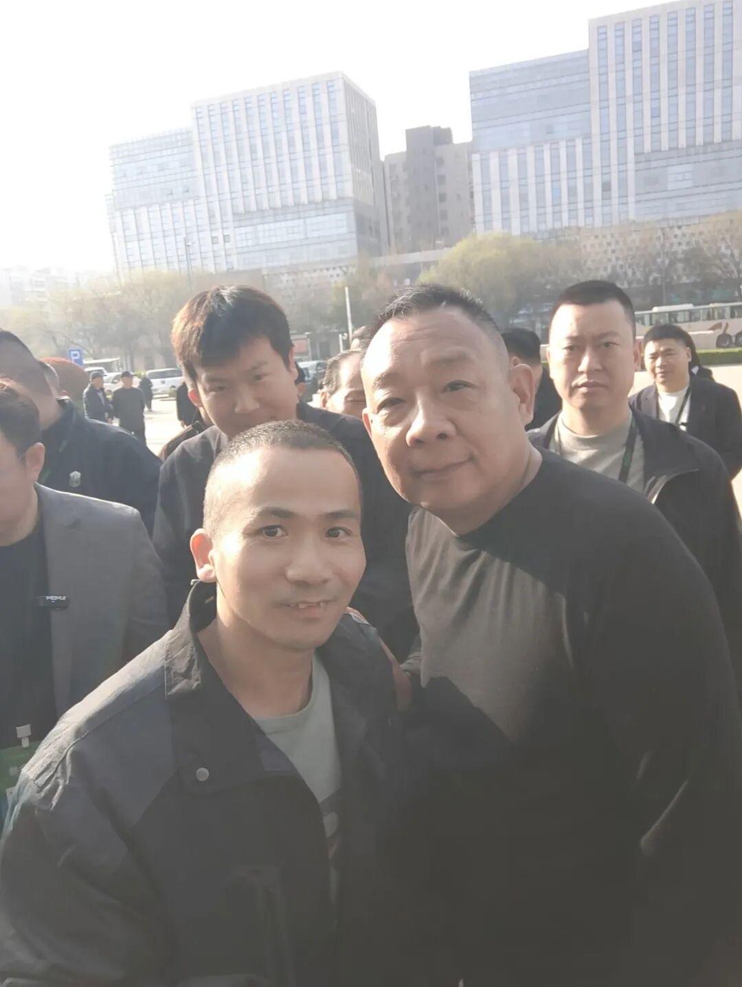 新时代楷模！胖东来再次刷新了很多人的认知。浙江一男子自驾从开化到许昌胖东来，