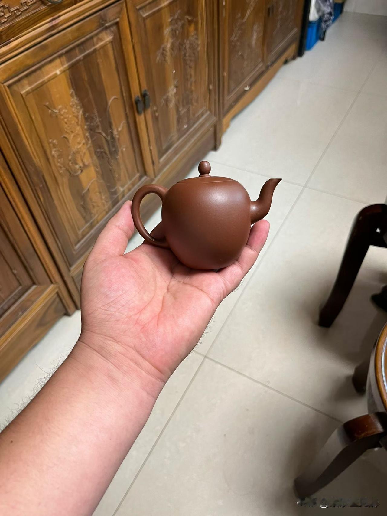没错那就是这把美人肩壶，特别觉得适合新手小姐姐在紫砂壶的谱系中，美人肩（又名圆珠