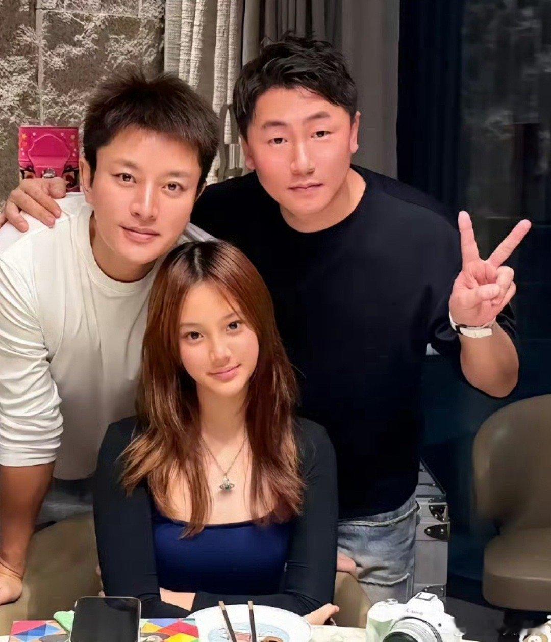 甜馨真的女大十八变了，小时候看综艺总觉得她随贾乃亮，这长大了不就是李小璐[笑着哭]