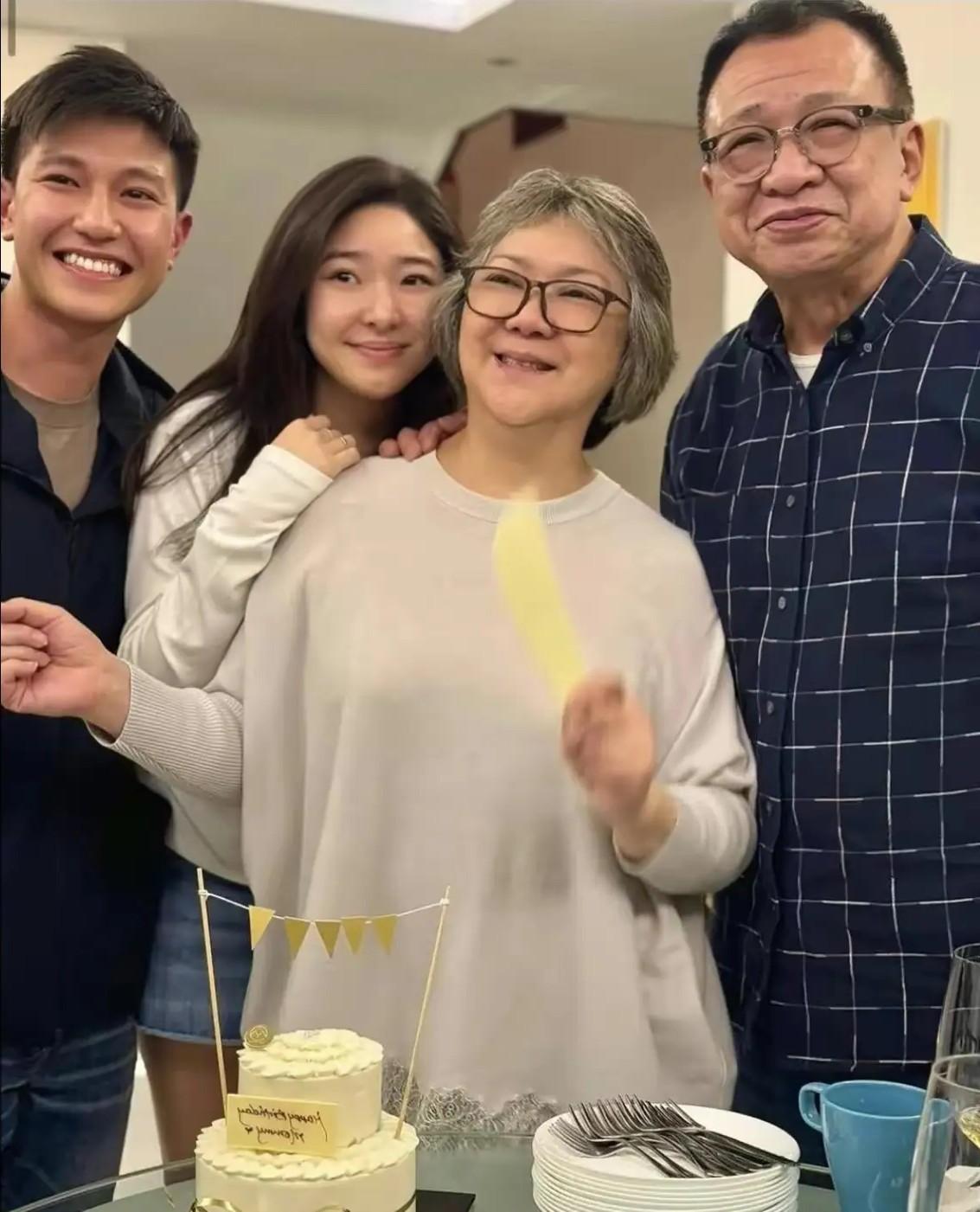 知道不是亲生的知道许绍雄对他好但是看见他笑的样子，还是心疼到不行，他实在太懂