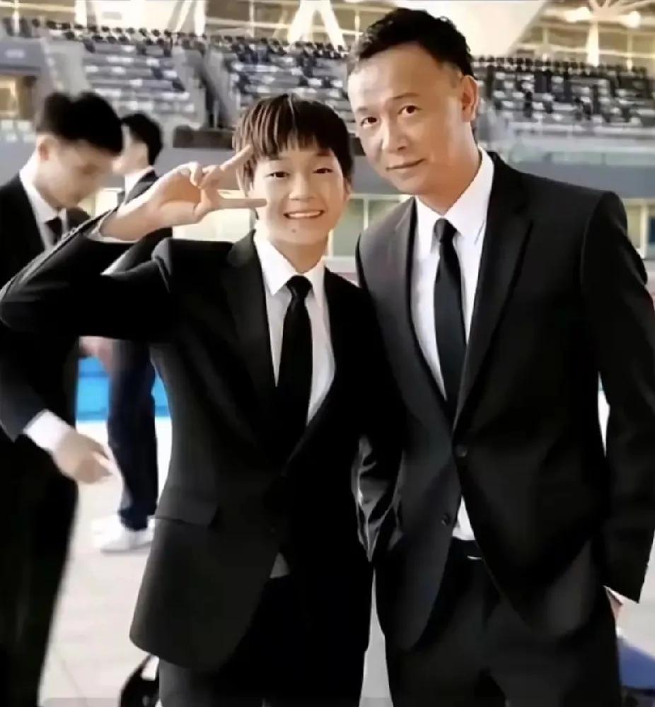 全红婵与恩师同框超帅气被全红婵和师傅何威仪这组西装照鲨到啦✨小红婵比着可