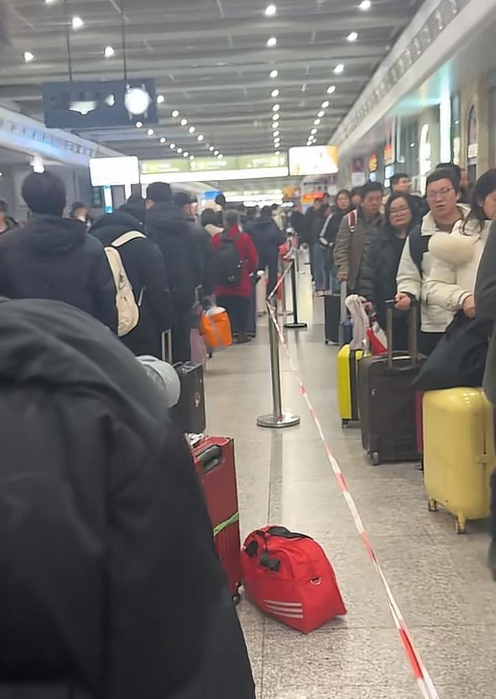 这就是现在火车站的尴尬处境，乘客坐高铁1小时，等出租车却要2小时。车站内乘客排